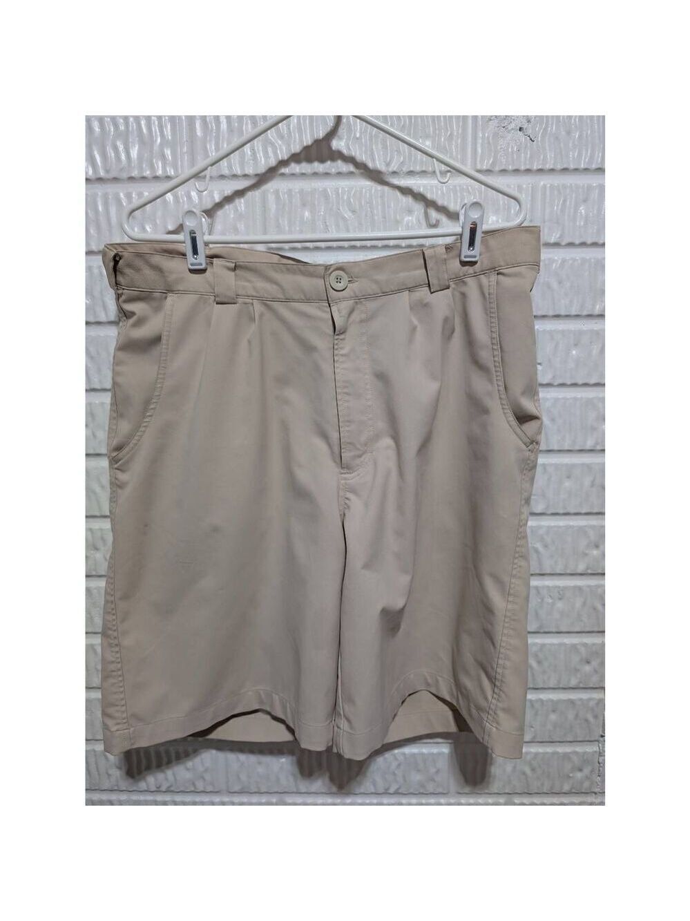Under Armour Men's Khaki Tan Solid Polyester Mid-Rise Shorts Size 34